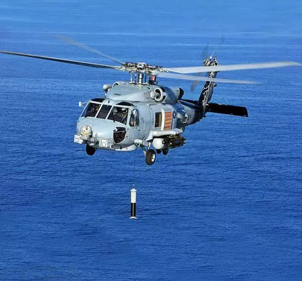 美國日前剛剛在聖地牙哥北島海軍基地向印度海軍交付了2架MH-60R「羅密歐」反潛直升機。這是印度此前向美方訂購的24架該型號直升機的一部分。   圖 : 翻攝自搜狐