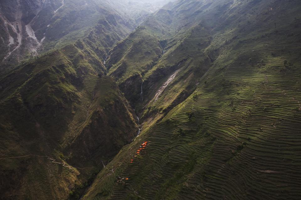 En las laderas de las montañas se han improvisado refugios para acoger a los que han perdido su casa, como estas cerca del pueblo de Sirdibas.<br><br>Crédito: REUTERS/Athit Perawongmetha