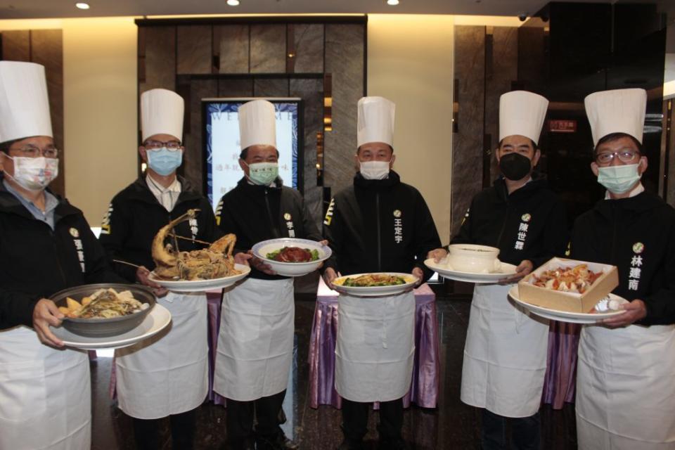 立委王定宇（右三）及湧言會成員在徠歸仁飯店推薦台南在地年菜。 （記者黃文記攝）