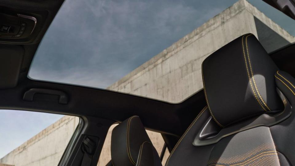 Premiere Edition內裝採用黃色車縫線與打孔皮革座椅，配備JBL音響、全景天窗、抬頭顯示器等等。(圖片來源/ Toyota)