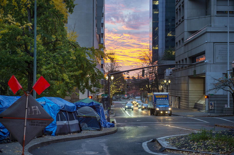 Un campamento montado por personas sin hogar frente a escaparates en el centro de Portland, Oregón, el 3 de noviembre de 2021. (Amanda Lucier/The New York Times).