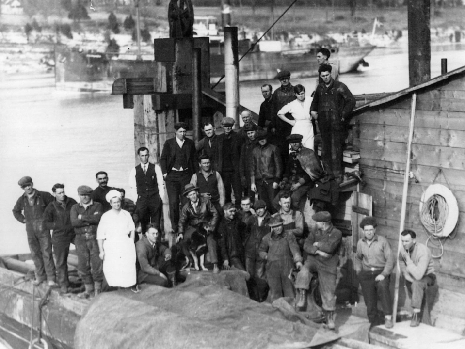 The crew of the JB King, including the dog, King. Courtesy Brockville Museum