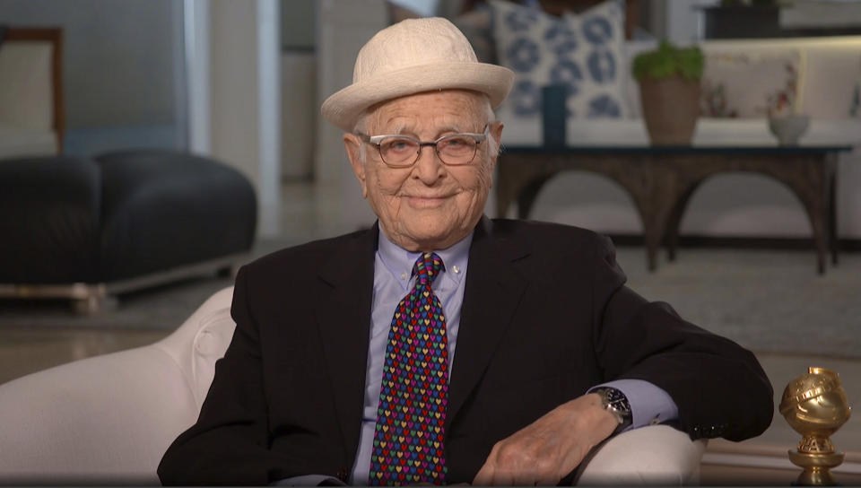 En esta imagen difundida el domingo 28 de febrero de 2021 por NBC, Norman Lear acepta el Premio Carol Burnett a la trayectoria en la televisión durante los Globos de Oro. (NBC via AP)