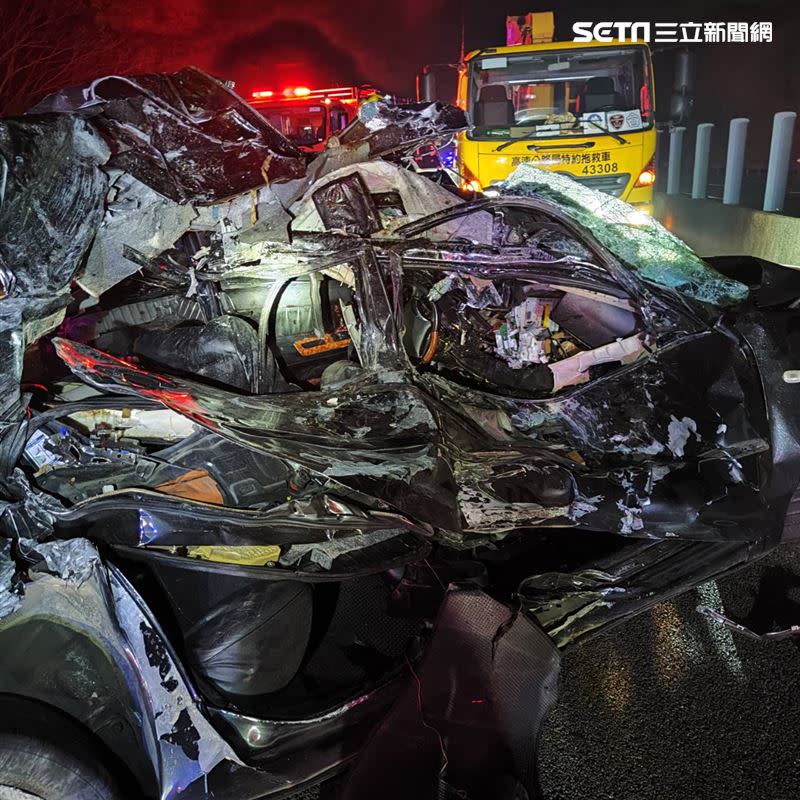 國三南投路段3死車禍，由雲林施男所駕駛的黑車先因不明原因撞上護欄翻覆，又遭後車追撞。（圖／翻攝畫面）