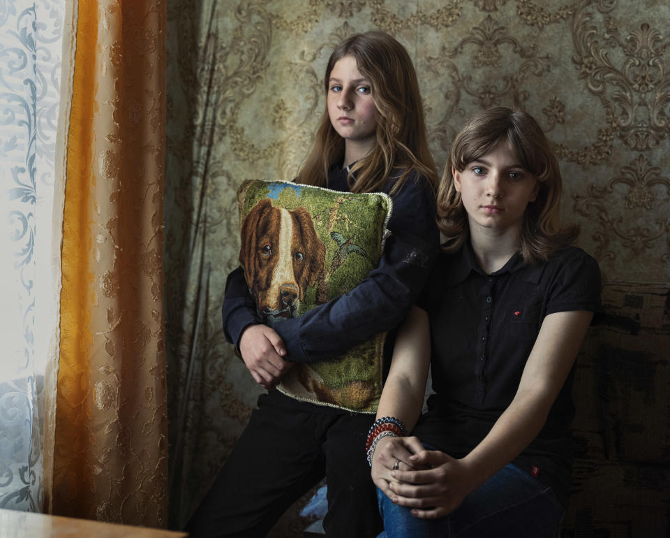 Kseniia Honcharova, de 12 años, izquierda, y su hermana, Anastasiia, de 13, en Vovchansk, Ucrania, el 5 de junio de 2023. (Daniel Berehulak/The New York Times)