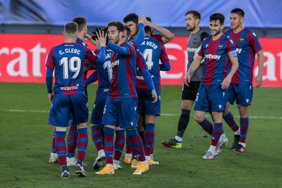 Los jugadores de Levante festejan su triunfo por 2-1 contra Real Madrid en el estadio Alfredo Di Stefano en Madrid, sábado 30 de enero de 2021. Levante ganó 2-1. (AP Foto/Manu Fernandez)