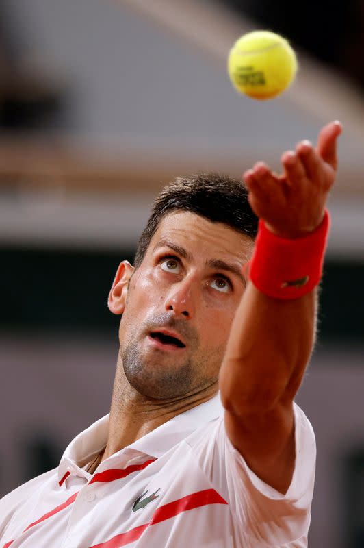 El tenista serbio durante su partido en primera ronda de Roland Garros frente al sueco Mikael Ymer, en París, Francia