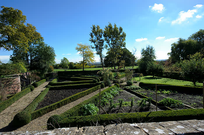 princess-diana-charles-home-garden