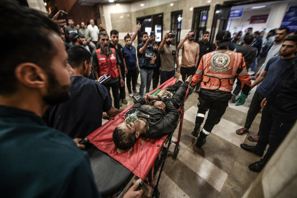 10月16日，加沙地帶較南方的城市汗尤尼斯（Khan Yunis）受到以軍猛烈空襲，有救護人員正將傷者送入醫院。(Photo by Abed Zagout/Anadolu via Getty Images)