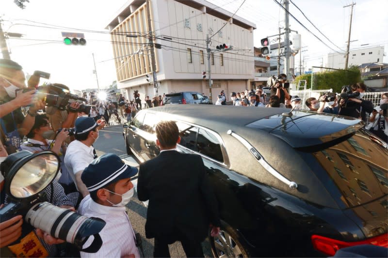 2022年7月9日，日本前首相安倍晉三的遺孀安倍昭惠陪同亡夫的遺體，搭乘靈車離開奈良醫院。（美聯社）