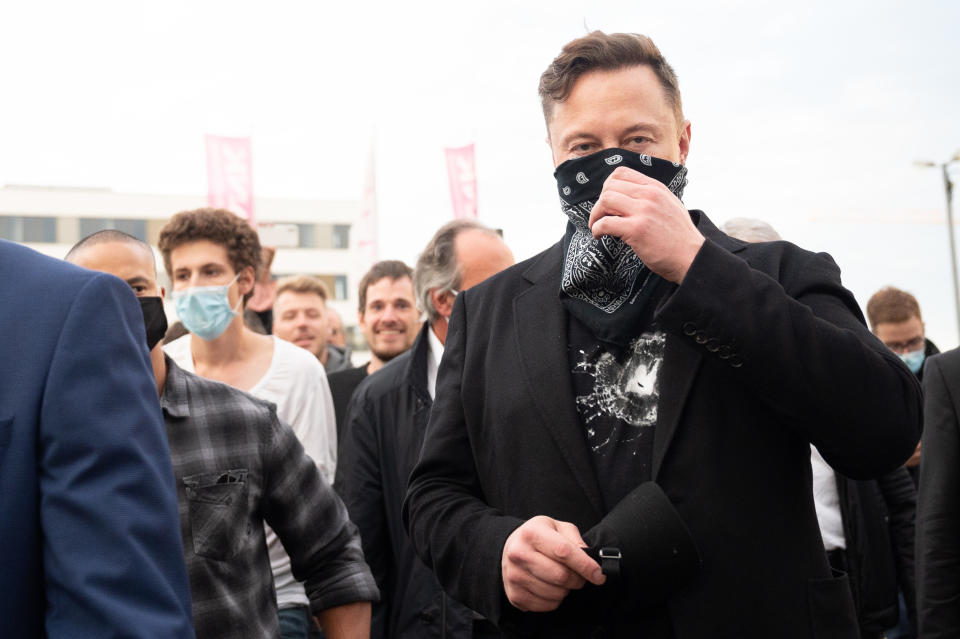 01 September 2020, Baden-Wuerttemberg, Tübingen: Technology entrepreneur Elon Musk (r) walks from one building to the next during his visit to the biotech company Curevac. Photo: Sebastian Gollnow/dpa (Photo by Sebastian Gollnow/picture alliance via Getty Images)