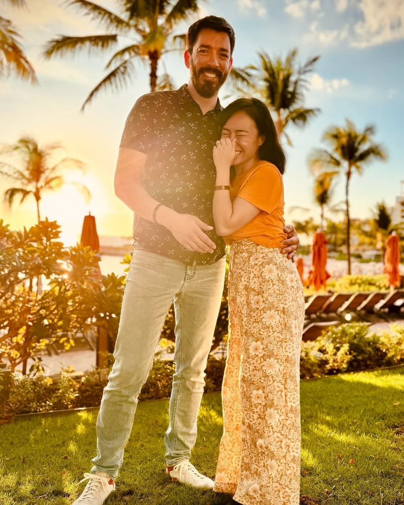 <p>Drew Scott and Linda Phan</p>