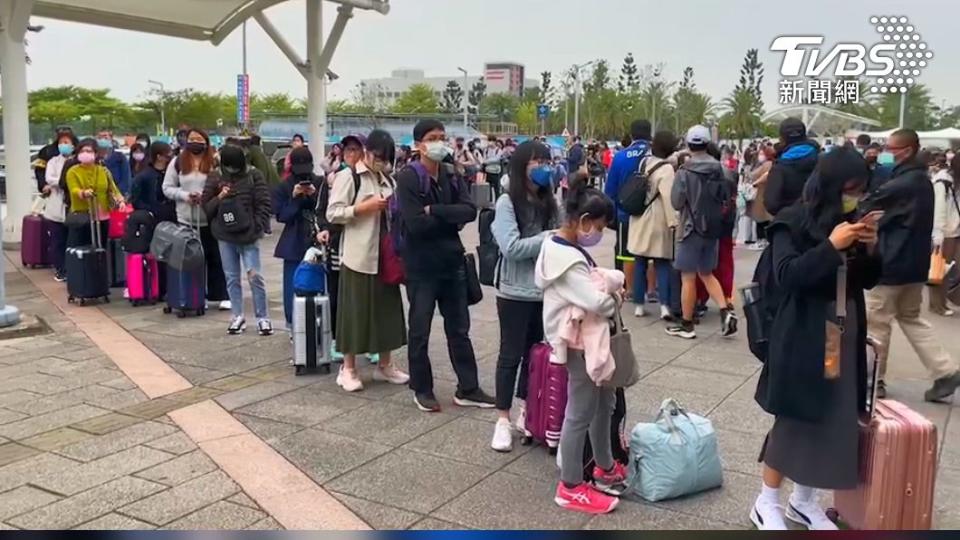 台南站外等車旅客大排長龍。圖／TVBS