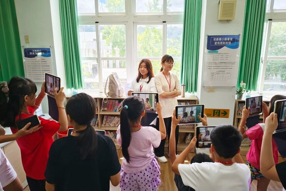 原來學苑教育學會與初鹿國小攜手合作，在暑期初舉辦「東窗視發」影音製作學習營，邀請電視金鐘獎外景節目製作人胡財源指導，並獲多位金鐘製作人及導演紛紛響應。(原來學苑教育學會提供)