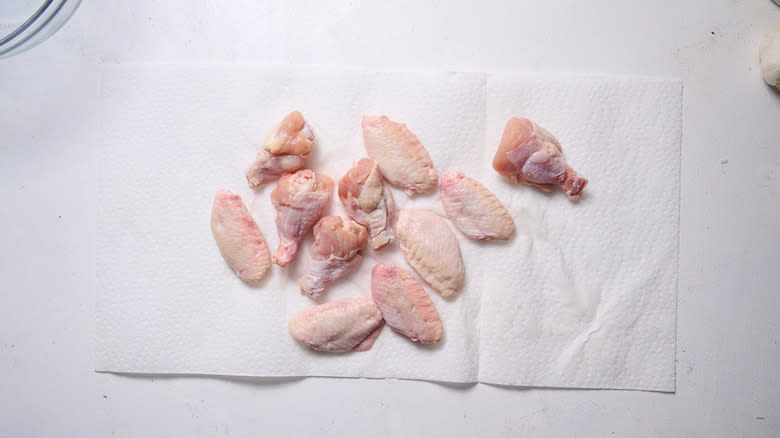 drying chicken wings with paper towel
