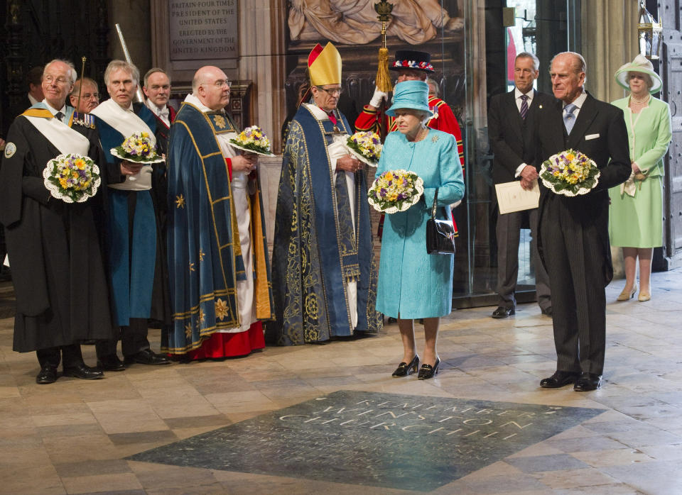 Britain's Queen Elizabeth and her husband Prince Philip pause at the grave of the unknown warrior during a Maundy Service on her 85th birthday at Westminster Abbey in London April 21, 2011.  REUTERS/Arthur Edwards/Pool (BRITAIN - Tags: ROYALS RELIGION SOCIETY)