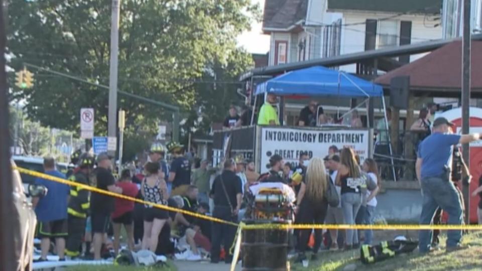 美國賓州伯威克（Berwick）的一間酒吧，14日驚傳恐怖攻擊事件，一名男子開車衝撞人群造成至少1死17輕重傷。（圖／翻攝自紐約時報）