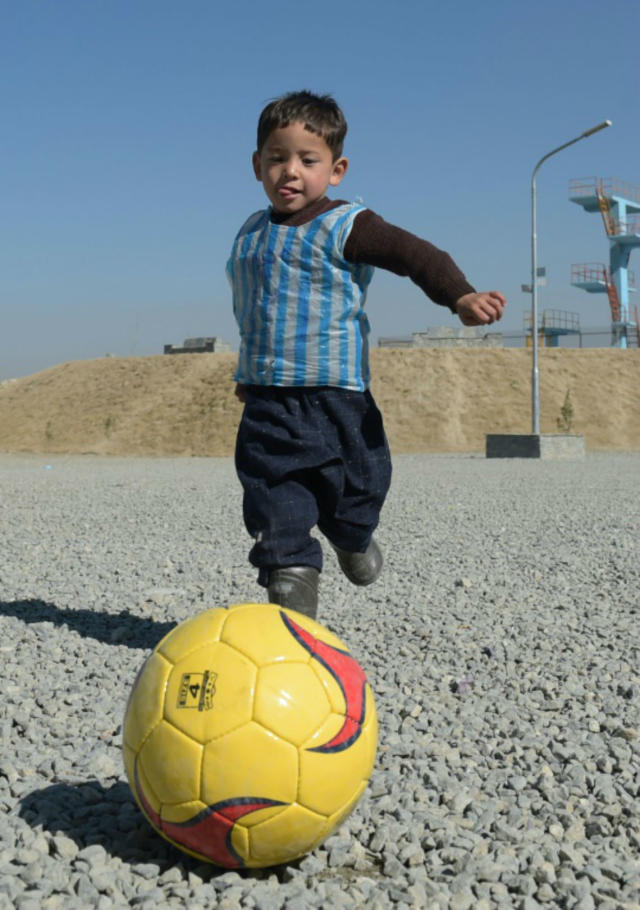 Murtaza, el niño que se hizo viral por su camiseta de Messi, obligado a  huir por la guerra