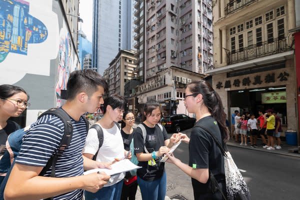 冠軍隊伍英華女學校以「為民而築」為題，透過介紹荷李活道一帶的建築，解釋建築物設計如何符合當時居民的需要以及與社區的連繫。