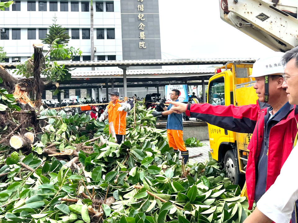 市長陳銘風感謝國軍快速清理台東馬偕醫院倒塌路樹，避免影響急診就醫動線。（記者鄭錦晴攝）