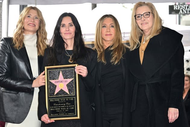 Las estrellas de ‘Friends’ Jennifer Aniston y Courteney Cox luchan contra las lágrimas en el evento del Paseo de la Fama con Lisa Kudrow