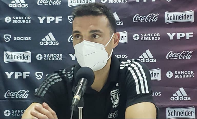 El DT Lionel Scaloni evalúa cómo están sus jugadores tras el esfuerzo frente a Paraguay, sin perder de vista otros temas que le preocupan.