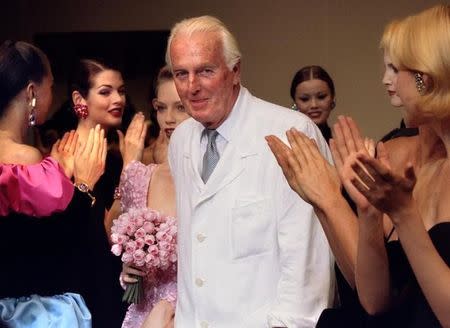 El diseñador de modas francés Hubert de Givenchy recibe el aplauso de modelos durante un desfile en París. Imagen de archivo. 11 de julio de 1995.