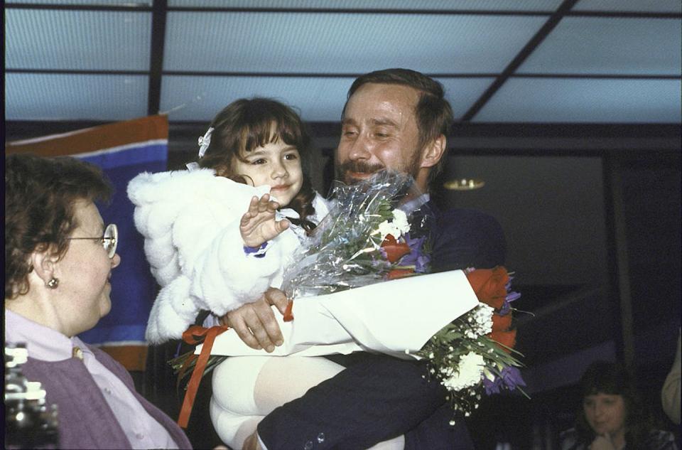 Soviet refusenik Yuri Balovlenkov, who had to wait nearly a decade for an exit visa to leave the USSR, holds his daughter after arriving in the U.S. in 1987. <a href="https://www.gettyimages.com/detail/news-photo/soviet-refusenik-yuri-balovlenkov-with-his-daughter-and-news-photo/50682904?adppopup=true" rel="nofollow noopener" target="_blank" data-ylk="slk:Cynthia Johnson/The Chronicle Collection via Getty Images;elm:context_link;itc:0;sec:content-canvas" class="link ">Cynthia Johnson/The Chronicle Collection via Getty Images</a>