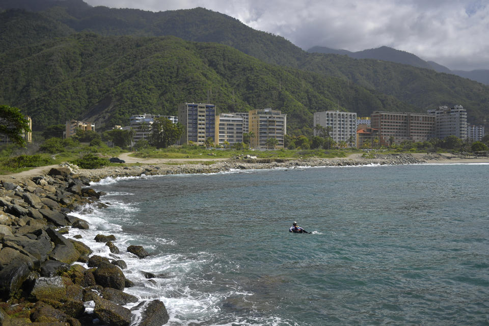 Jonny Gómez, un albañil de oficio y 22 años de edad, regresa a la costa flotando en una cámara neumática luego de pescar en mar abierto frente a Playa Escondida en La Guaira, Venezuela, el viernes 14 de agosto de 2020, en medio de la pandemia de coronavirus. Independientemente de los riesgos, los pescadores en cámaras de aire dicen que estar en el mar durante varias horas los relaja. Les permite alejarse por un momento de las luchas de la vida en tierra: la pandemia, la crisis económica, los niños hambrientos y la falta de trabajo. (Foto AP/Matias Delacroix)