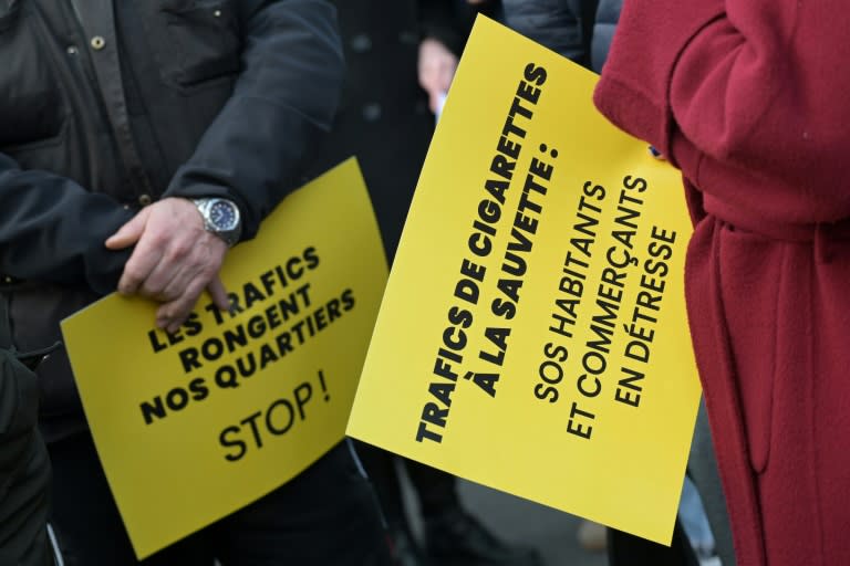 Des manifestants avec des affiches contre le trafic de cigarettes durant la conférence de presse de maires d'Ile-de-France contre ces nuisances le 22 avril 2024, à Pantin, en Seine-Saint-Denis (Bertrand GUAY)