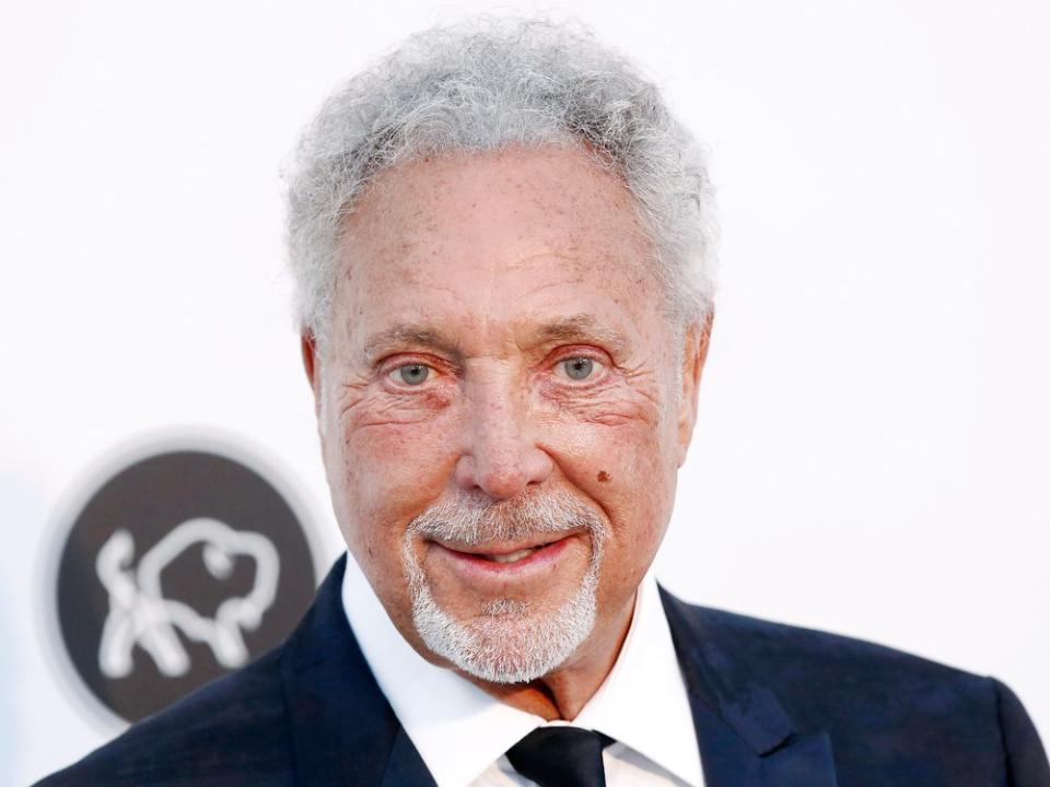 Sänger Sir Tom Jones meldet sich nach Hüft-OP. (Bild: Andrea Raffin/Shutterstock.com)