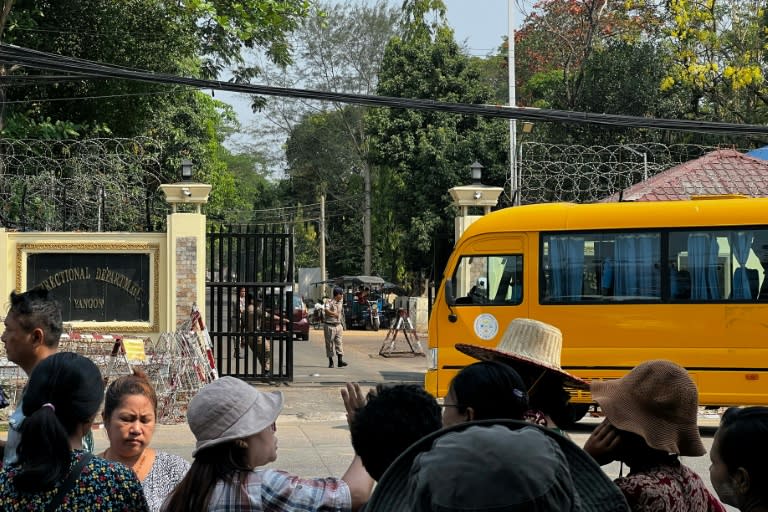 Des proches de détenus devant la prison d'Insein à Rangoun en Birmanie, le 17 avril 2024 (STR)