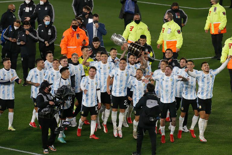 Los campeones elevan el trofeo de la Copa América, luego de la goleada a Bolivia