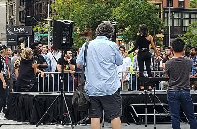 A woman invited dozens of her Tinder matches to Union Square in New York City so they could vie for her heart. (Photo: @bvdhai via Twitter)