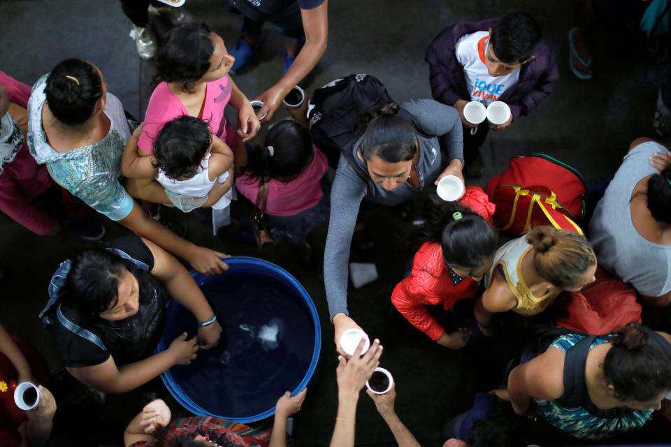 <p>Volunteers hand out coffee to Honduran migrants, part of a caravan trying to reach the U.S., at a church near the border with Mexico, in Tecun Uman, Guatemala, Oct. 19, 2018. (Photo: Ueslei Marcelino/Reuters) </p>