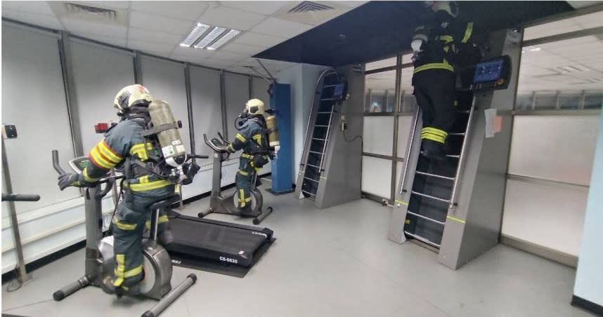 北市消防為訓練消防員體能，要求第一線消防人員需身著20公斤裝備，進行爬樓梯、飛輪等訓練。（圖／翻攝畫面）