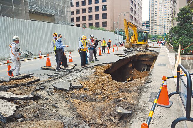 新竹縣竹北市「豐采520」建案旁「天坑」再現，已是周邊第5次塌陷。（本報資料照片）