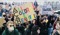 Teilnehmer einer Demonstration gegen Rassismus und Polizeigewalt protestieren vor dem US Konsulat am Alsterufer. Statt der angekündigten 250 Teilnehmer nahmen etwa 1.500 Menschen unter dem Motto "Justice for Floyd - stop killing blacks - stop the racial terrorism in the USA" an der Demonstration teil. Foto: Markus Scholz / dpa