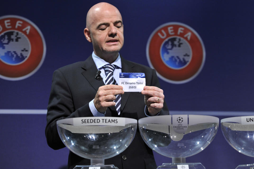 NYON, SCHWEIZ – 24. JUNI: Gianni Infantino, UEFA-Generalsekretär, zeigt den Namen Dinamo Tbilisi während der Auslosung der UEFA Champions League Q2-Qualifikationsrunde am 24. Juni 2013 im UEFA-Hauptquartier in Nyon, Schweiz.  (Foto von Harold Cunningham/Getty Images)