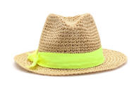 An Neon kommt man in diesem Sommer einfach nicht vorbei. Darum krönt Hat Attack dieses Modell in Fedora-Form mit einem neongelben Akzent (ca. 98 Euro über mytheresa.com). Die Fedora hat übrigens im Vergleich zum Trilby eine breitere Krempe. Ursprünglich ein Filzhut, tragen heute alle Kopfbedeckungen dieser Form den Namen Fedora.