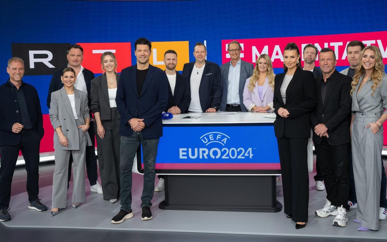 Zum RTL- und MagentaTV-Team für die Euro 2024 zählen unter anderem Michael Ballack (Fünfter von links), Lothar Matthäus (Dritter von rechts) und Jana Wosnitza (Zweite von links). (Bild: RTL / Guido Engels)