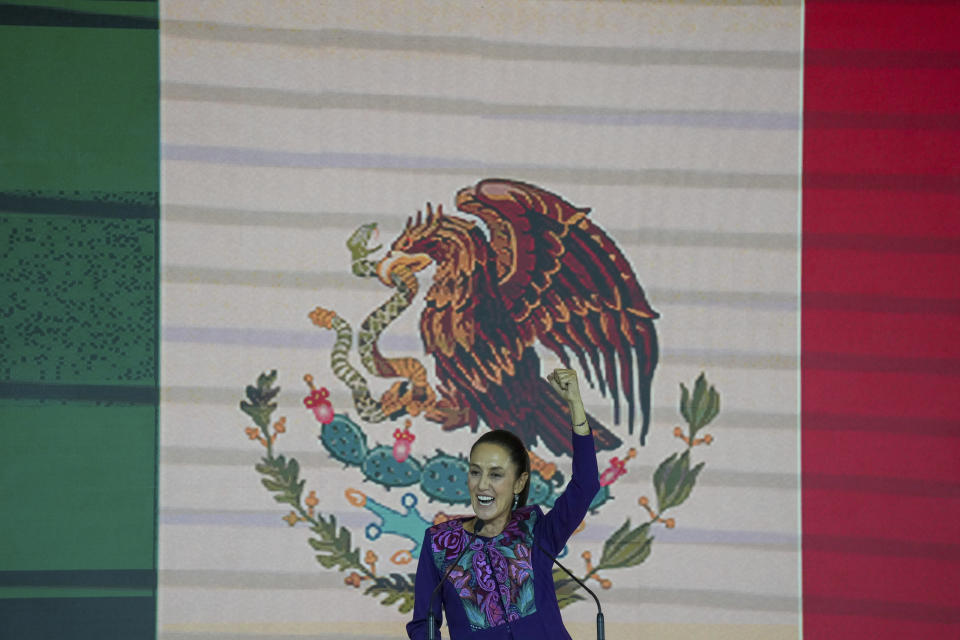 La candidata del partido oficialista Claudia Sheinbaum se dirige a sus seguidores tras el conteo rápido anunciado por el Instituto Nacional Electoral en las elecciones generales en Ciudad de México, en la madrugada del lunes 3 de junio de 2024. (AP Foto/Fernando Llano)