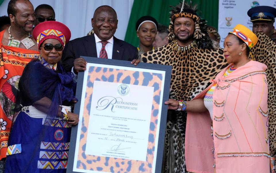 El presidente de Sudáfrica, Cyril Ramaphosa, entregó un certificado de reconocimiento al rey Misuzulu - Themba Hadebe/AP