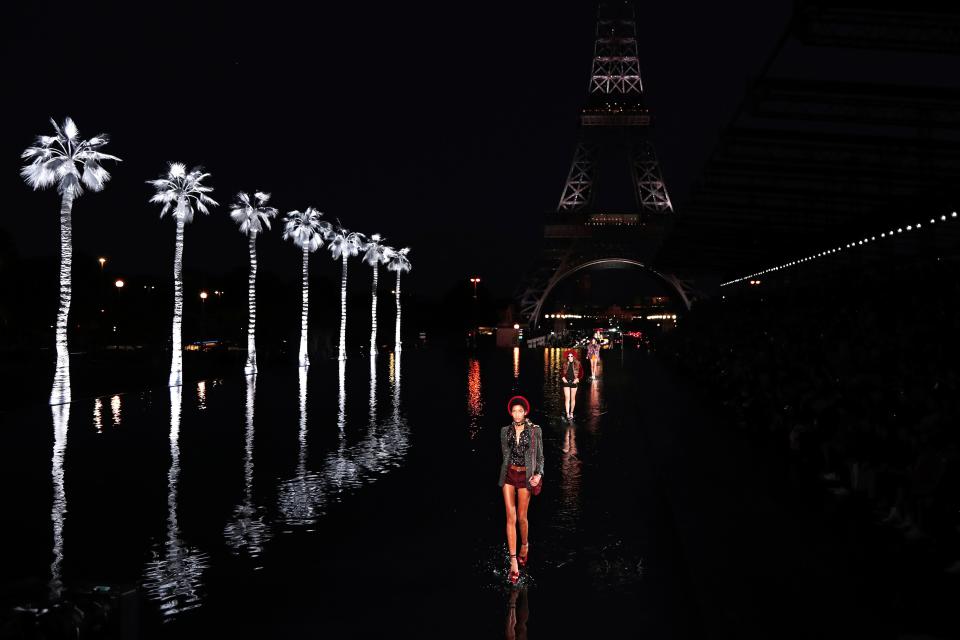 Dutzende Models liefen für die Catwalk-Show von Saint Laurent vor dem Pariser Eiffelturm über Wasser. (Bild: Getty Images)