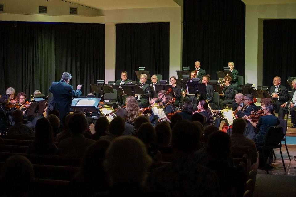 Andrew Kurtz leads the Gulf Coast Chamber Orchestra.