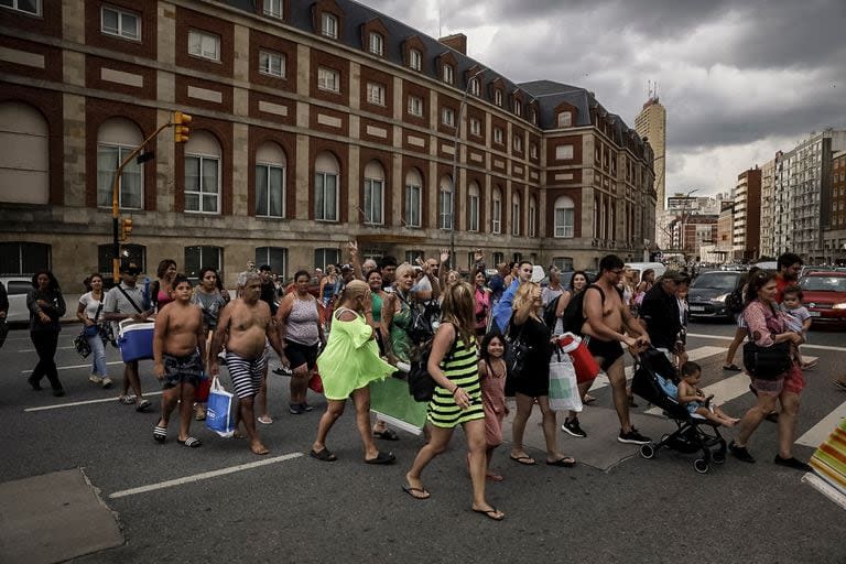 Los turistas se retiran de las playas de Mar del Plata.