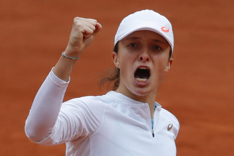 La polaca Iga Swiatek aprieta el puño tras anotarse un punto contra la argentina Nadia Podoroska en las semifinales del Abierto de Francia, el jueves 8 de octubre de 2020, en París. (AP Foto/Christophe Ena)