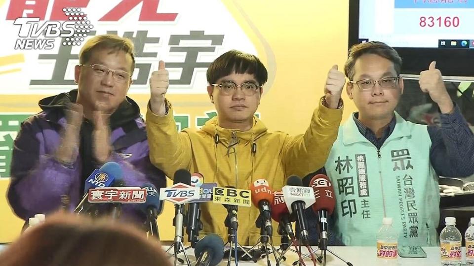 王浩宇罷免案過關，罷王總部開心慶祝。（圖／TVBS）