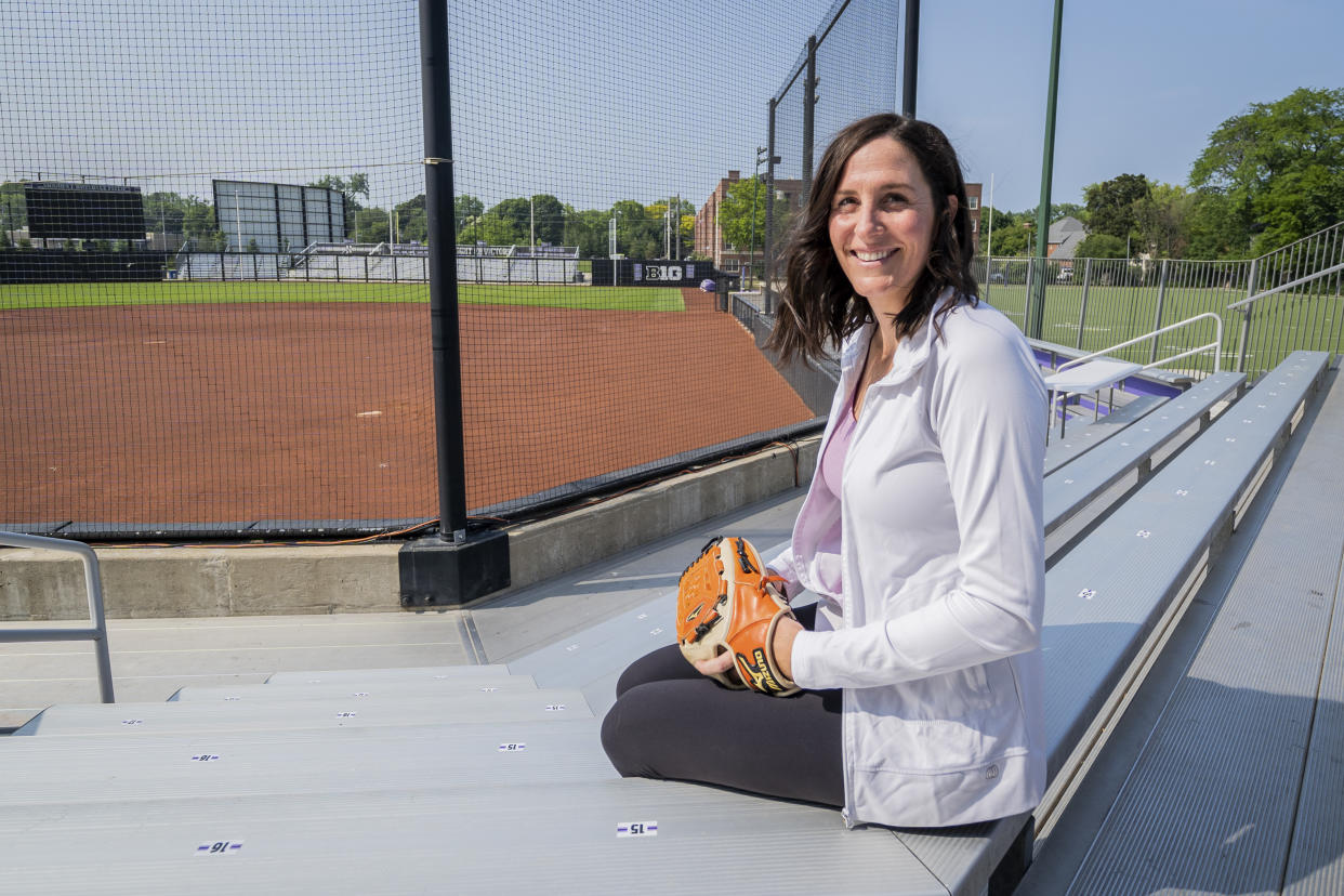 Eileen Canney Linnehan en el campo de sóftbol de la Universidad Northwestern en Evanston, Illinois, el 18 de junio de 2023. (Joshua Mellin/The New York Times)