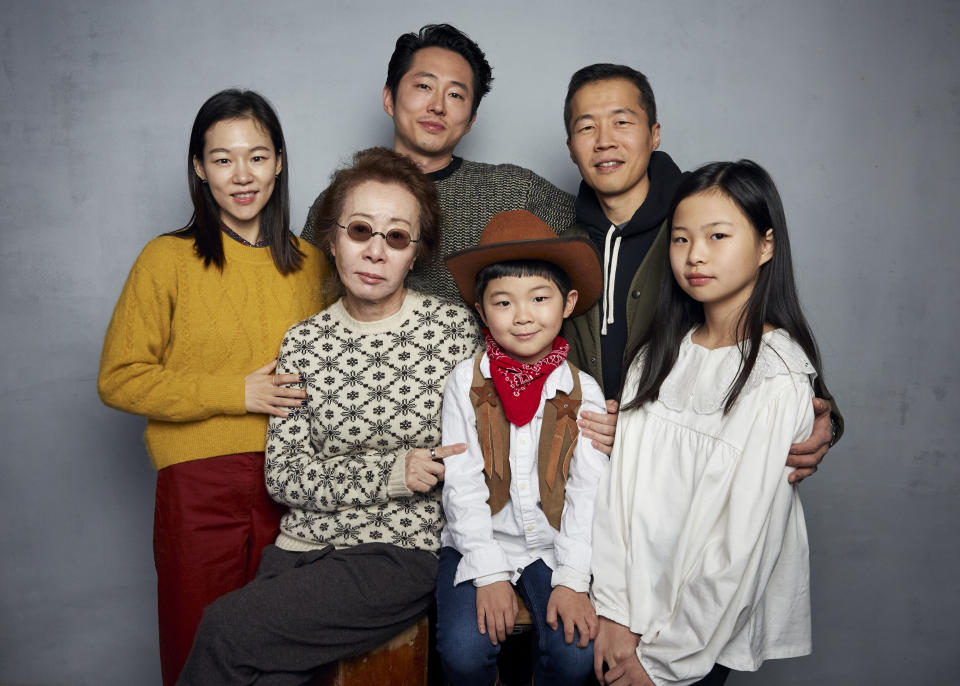 Han Yeri, de izquierda a derecha comenzando por la fila trasera, Steven Yeun, el director Lee Isaac Chung, Yuh Jung Youn, Alan Kim y Noel Cho posan durante la promoción de la película "Minari" en Music Lodge en el Festival de Cine de Sundance el lunes 27 de enero de 2020 en Park City, Utah. (Foto Taylor Jewell/Invision/AP)